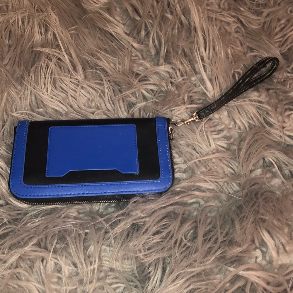 🚨 FREE w/ 2+ BUNDLE 🤗 Blue/Black Clutch/Wristlet